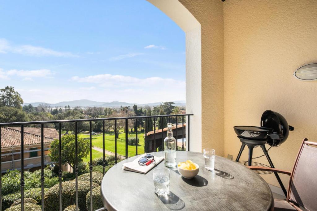 - une table sur un balcon avec vue dans l'établissement Résidence Les Parcs de Grimaud - maeva Home - Appartement 2 Pièces 5 Personnes - Confort MAE-6735, à Grimaud