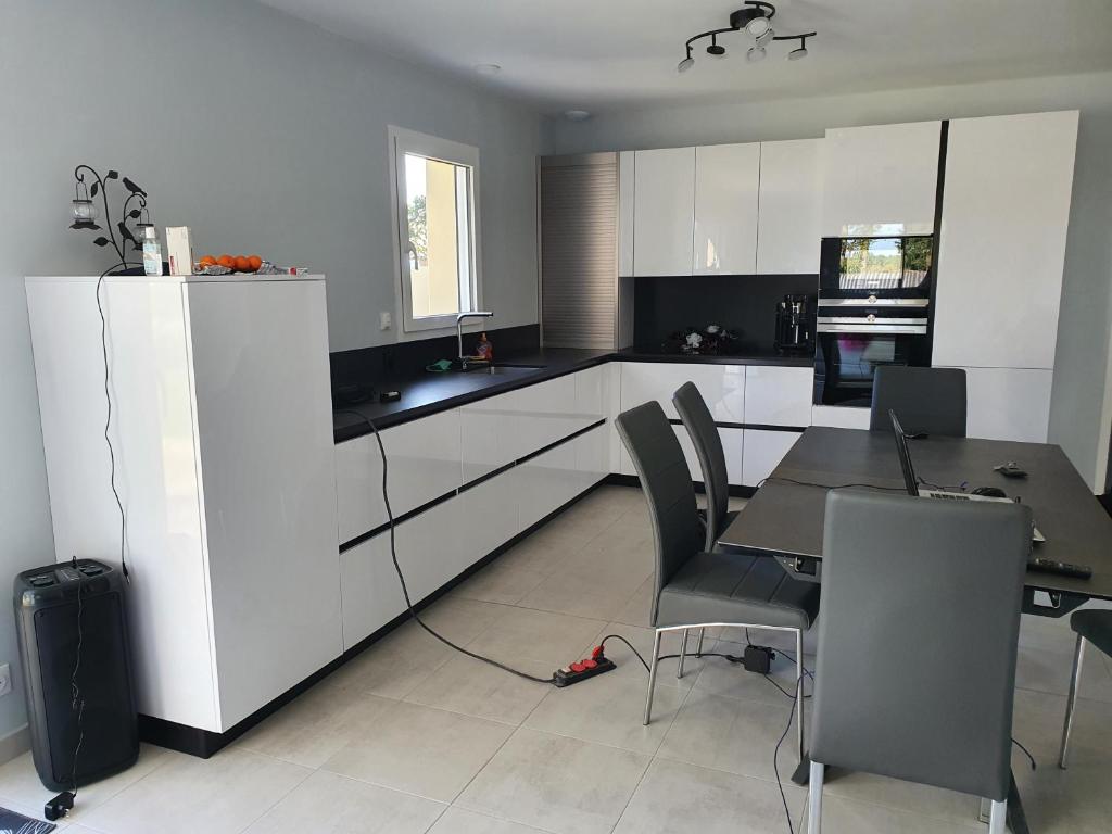 Kuchyň nebo kuchyňský kout v ubytování location chambre dans plain pied 2 chambres louable