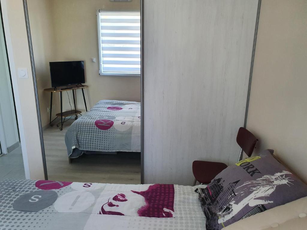 Postel nebo postele na pokoji v ubytování location chambre dans plain pied 2 chambres louable