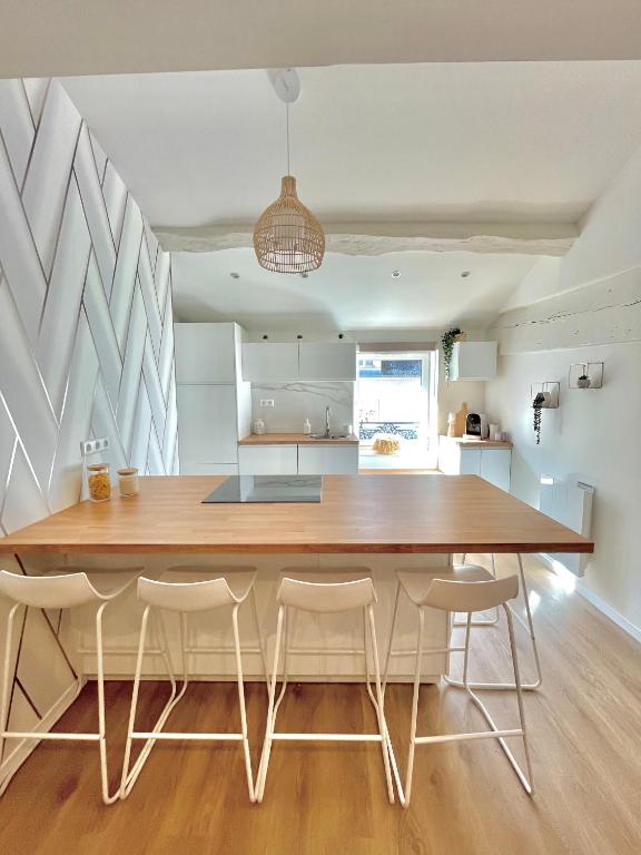 une cuisine avec une grande table et des chaises en bois dans l'établissement Appartement 2 chambres en plein centre ville, à Chalon-sur-Saône