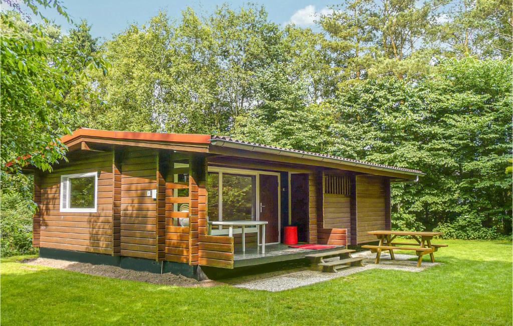 Cabaña de madera pequeña con mesa de picnic y mesa en Pet Friendly Home In Meppen With House A Panoramic View, en Meppen