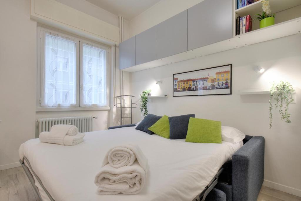 A bed or beds in a room at I Host apartment - Cossa 19