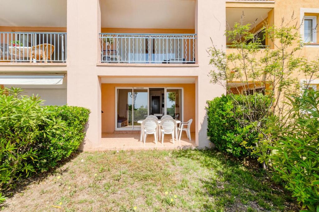 Cette maison dispose d'une terrasse avec des chaises et d'un balcon. dans l'établissement Résidence le Hameau des Issambres - maeva Home - Appartement 2 pièces 6 personnes - Confort MAE-1214, aux Issambres