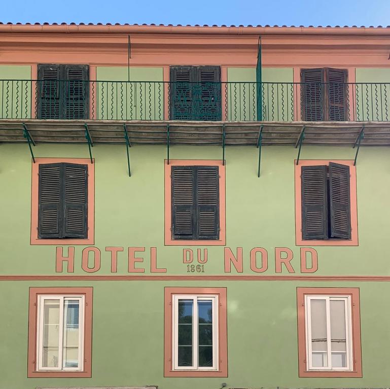 hotel nie posiada znaku na boku budynku w obiekcie Hôtel du Nord w mieście Corte