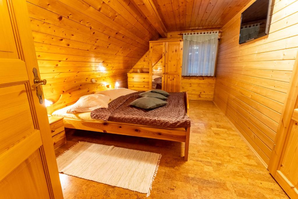 Postel nebo postele na pokoji v ubytování Korošec Apartments and Wellness Centre