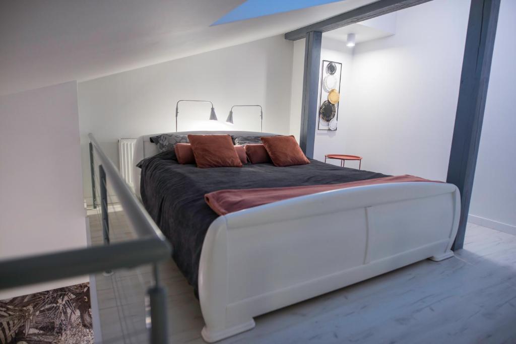 Postel nebo postele na pokoji v ubytování Nowoczesny apartament na Warmii i Mazurach z garażem