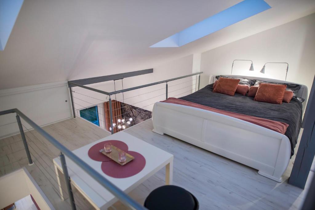 Postel nebo postele na pokoji v ubytování Nowoczesny apartament na Warmii i Mazurach z garażem