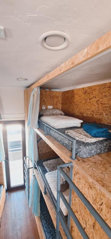 Palanda nebo palandy na pokoji v ubytování Bee Hostel Paphos