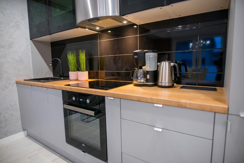 Kuchyň nebo kuchyňský kout v ubytování Nowoczesny apartament na Warmii i Mazurach z garażem