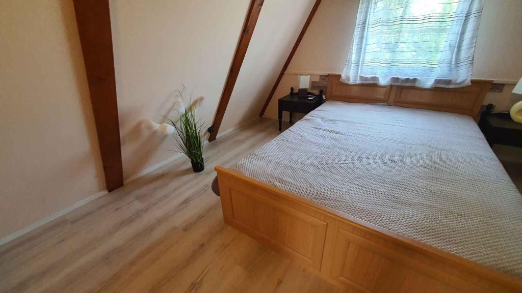 Posteľ alebo postele v izbe v ubytovaní Holiday home in Balatonmariafürdo 43118