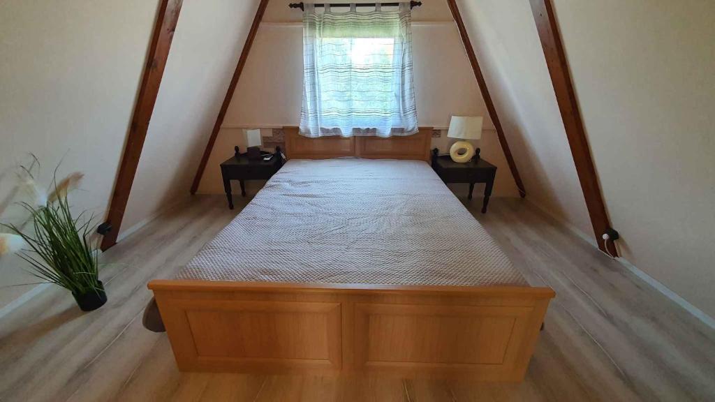 Posteľ alebo postele v izbe v ubytovaní Holiday home in Balatonmariafürdo 43118