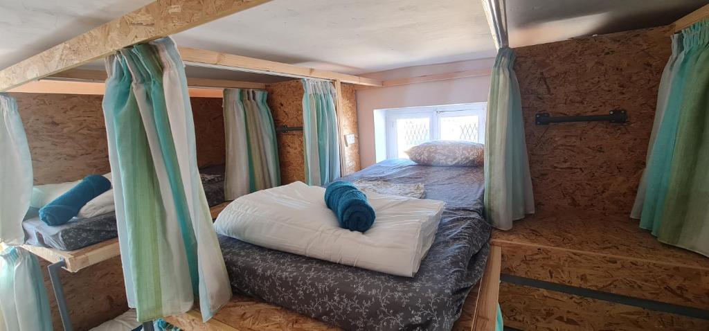 Postel nebo postele na pokoji v ubytování Bee Hostel Paphos