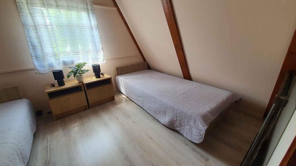 Posteľ alebo postele v izbe v ubytovaní Holiday home in Balatonmariafürdo 43118