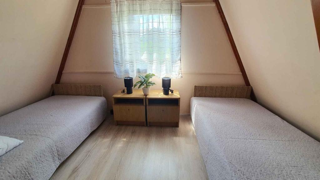 Posteľ alebo postele v izbe v ubytovaní Holiday home in Balatonmariafürdo 43118