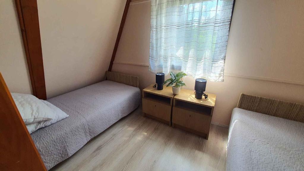 Posteľ alebo postele v izbe v ubytovaní Holiday home in Balatonmariafürdo 43118