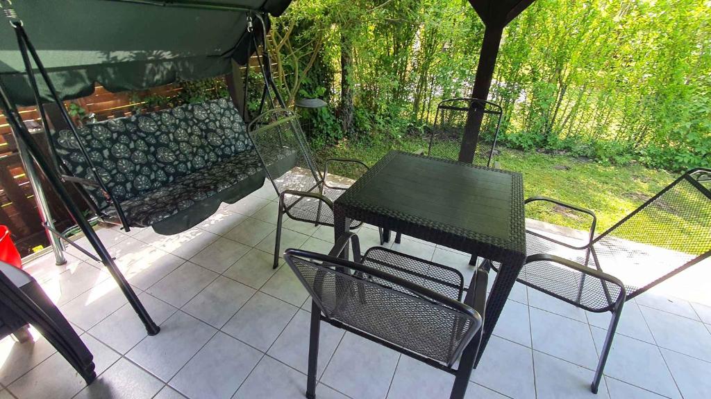 Vonkajšia záhrada v ubytovaní Holiday home in Balatonmariafürdo 43118