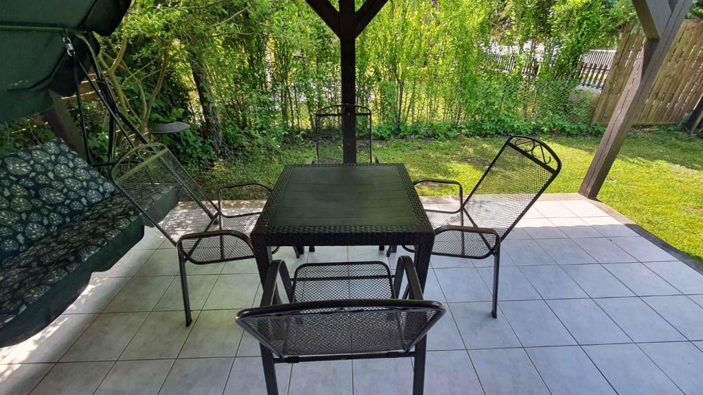 Vonkajšia záhrada v ubytovaní Holiday home in Balatonmariafürdo 43118