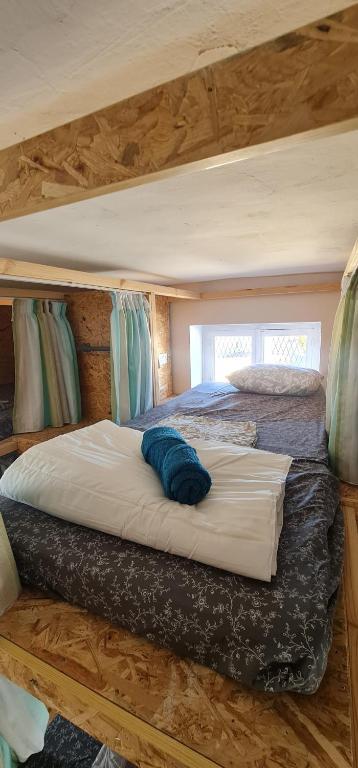 Postel nebo postele na pokoji v ubytování Bee Hostel Paphos