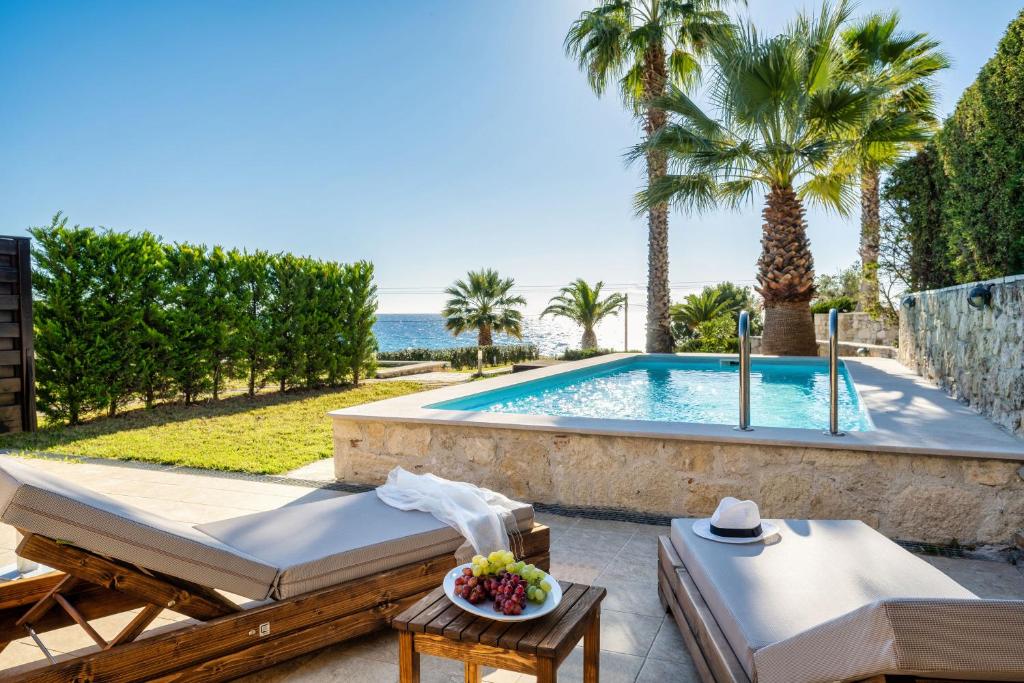 Bazén v ubytovaní Palmrise Luxury Villas by Travel Pro Services - Nea Skioni Halkidiki alebo v jeho blízkosti
