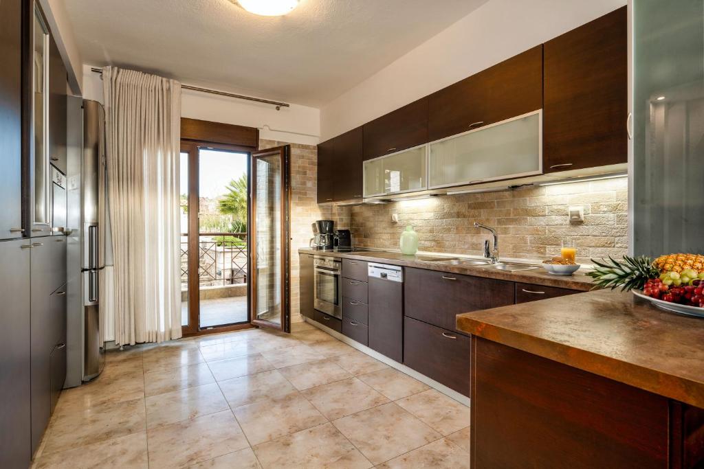 Kuchyňa alebo kuchynka v ubytovaní Palmrise Luxury Villas by Travel Pro Services - Nea Skioni Halkidiki
