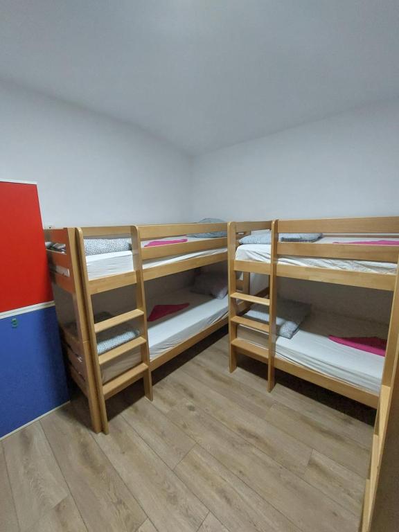 Postel nebo postele na pokoji v ubytování Hostel Inn Downtown