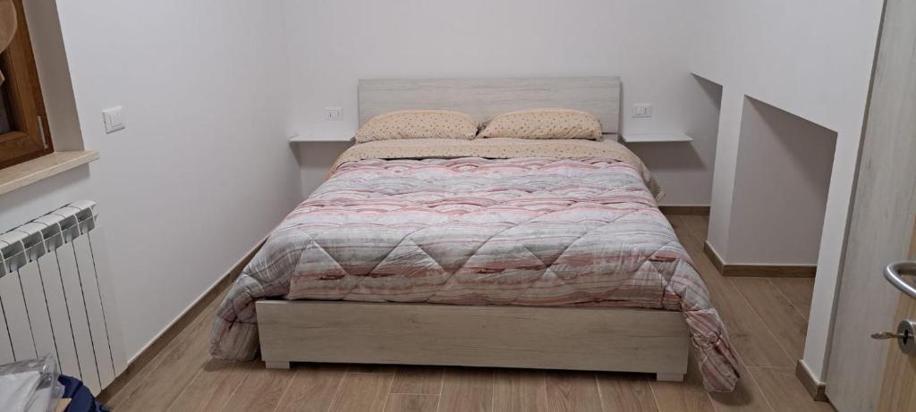 ein Schlafzimmer mit einem Bett in einem kleinen Zimmer in der Unterkunft Il cardillo in Castelfrentano