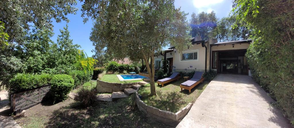 Casa con patio con bancos y piscina en CasasierraMDQ Lugar de encanto para descansar en Sierra de los Padres