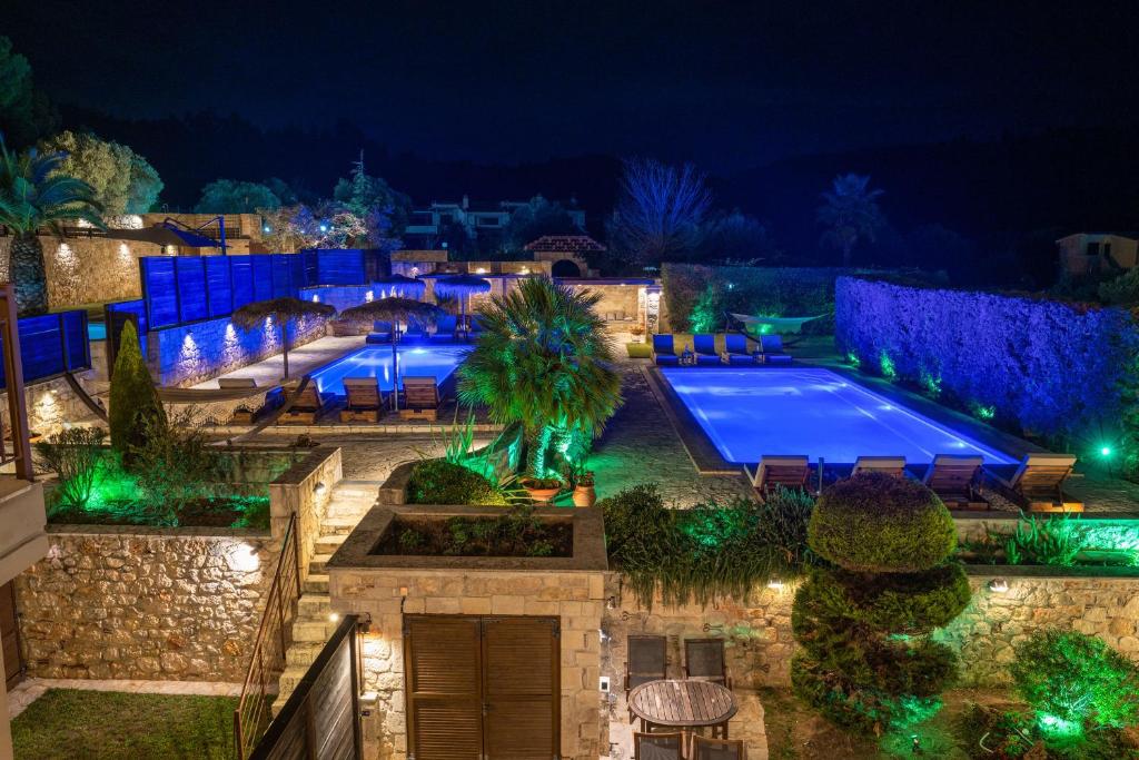 Bazén v ubytovaní Palmrise Luxury Villas by Travel Pro Services - Nea Skioni Halkidiki alebo v jeho blízkosti