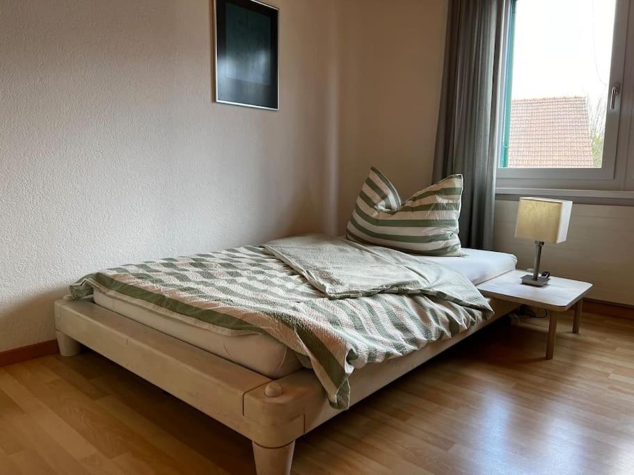 Postel nebo postele na pokoji v ubytování Charmante und zentrale Wohnung am Weiherpark Arbon