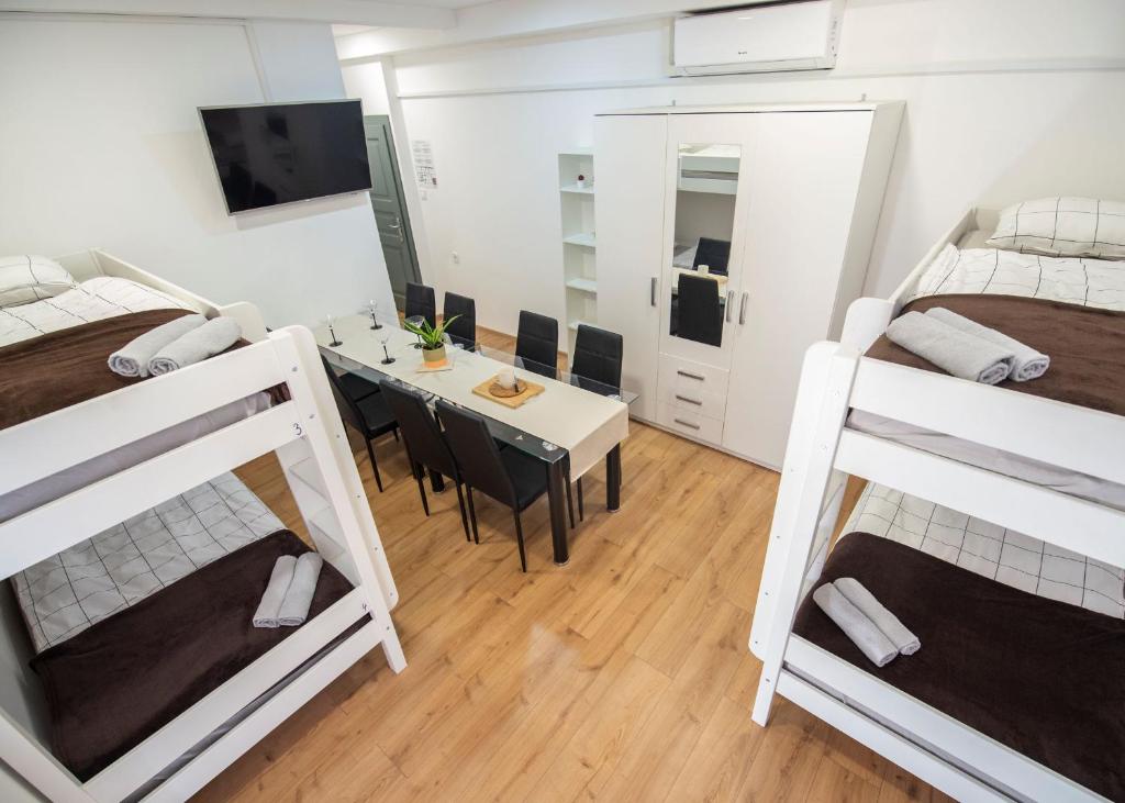 Postel nebo postele na pokoji v ubytování Hostel Vojnik