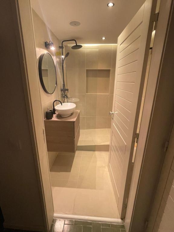 La salle de bains est pourvue d'un lavabo et d'un miroir. dans l'établissement Ocean View Skyline Apartment ‚Hakuna Matata‘, à Albufeira
