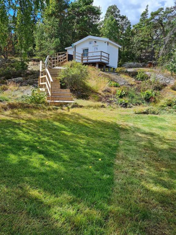 Archipelago villa, cabin & sauna jacuzzi with sea view, 30 minutes from Stockholm