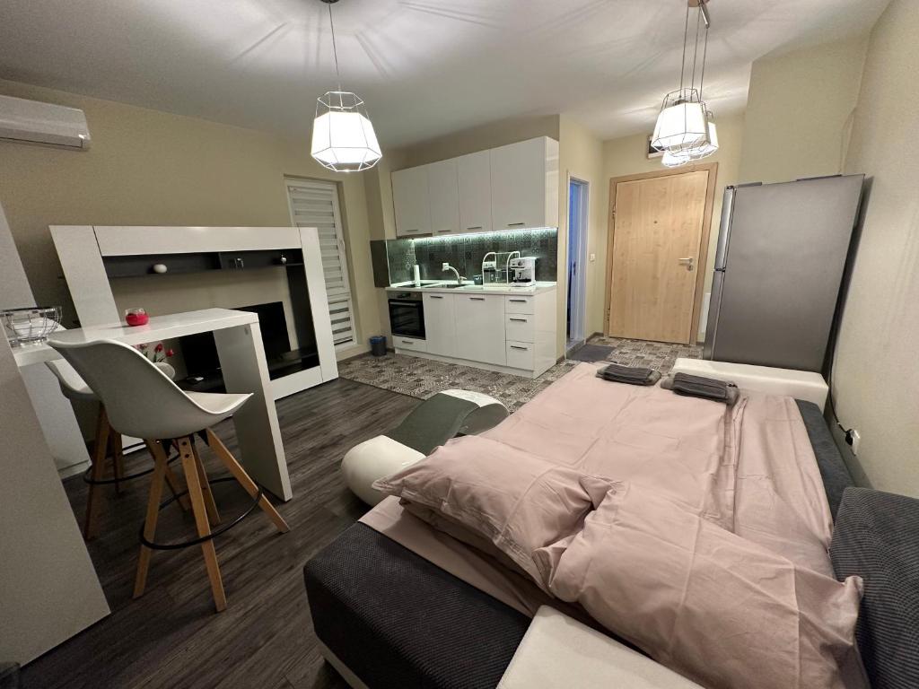 um quarto com uma cama grande e uma cozinha em Uni Time Apartment by LMG em Sófia