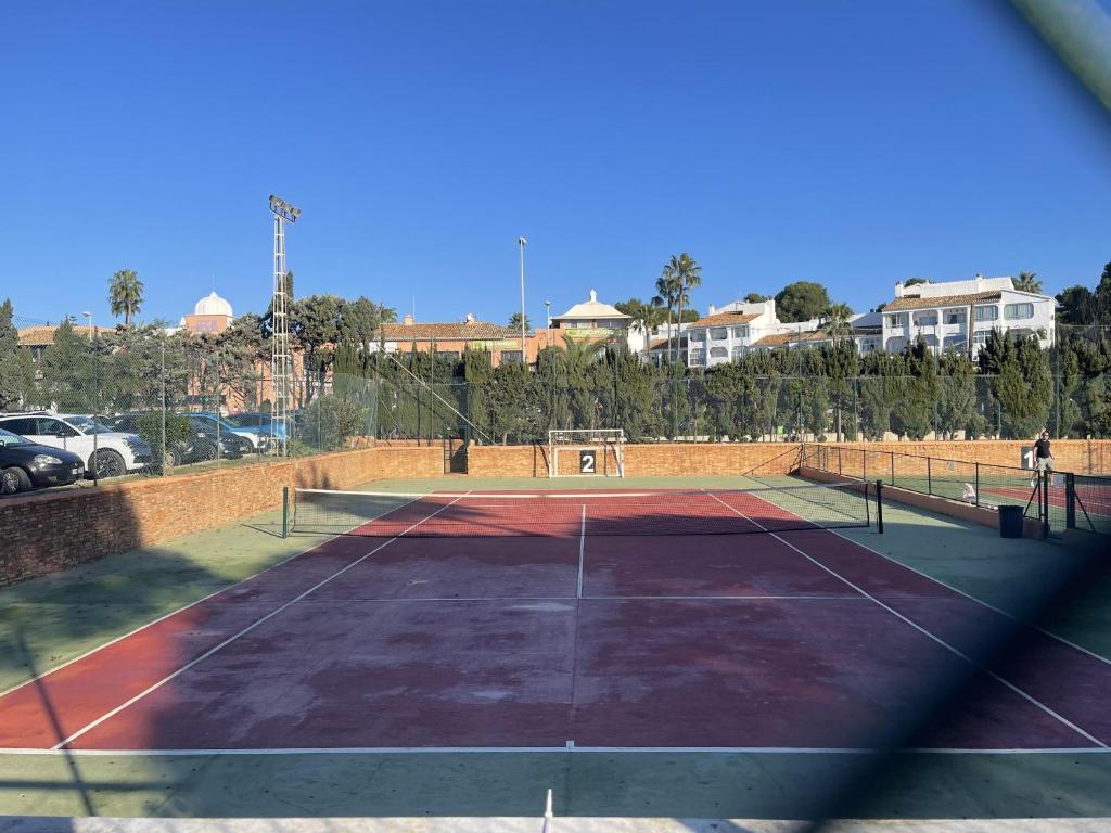 Tenis alebo squash v ubytovaní Dona Lola Patricia - Spacious 3 bedroom top floor apartment with uninterrupted sea views - Only a few meters to Calahonda beach - Costa del Sol - CS188 alebo jeho okolí