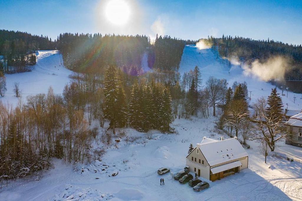 eine Luftansicht eines Hauses im Schnee in der Unterkunft Vila Rasola in Malá Morávka