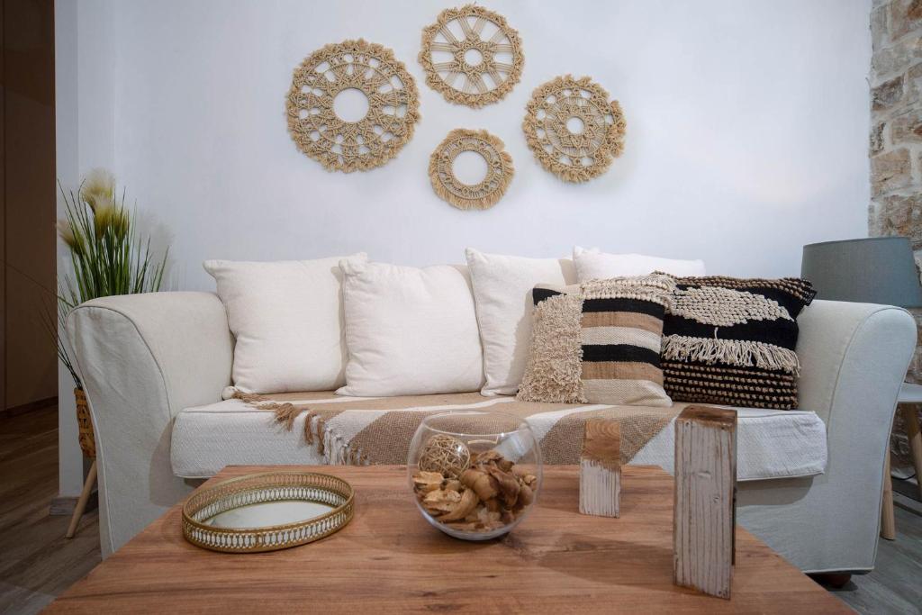 uma sala de estar com um sofá branco e uma mesa de madeira em Country house em Longós