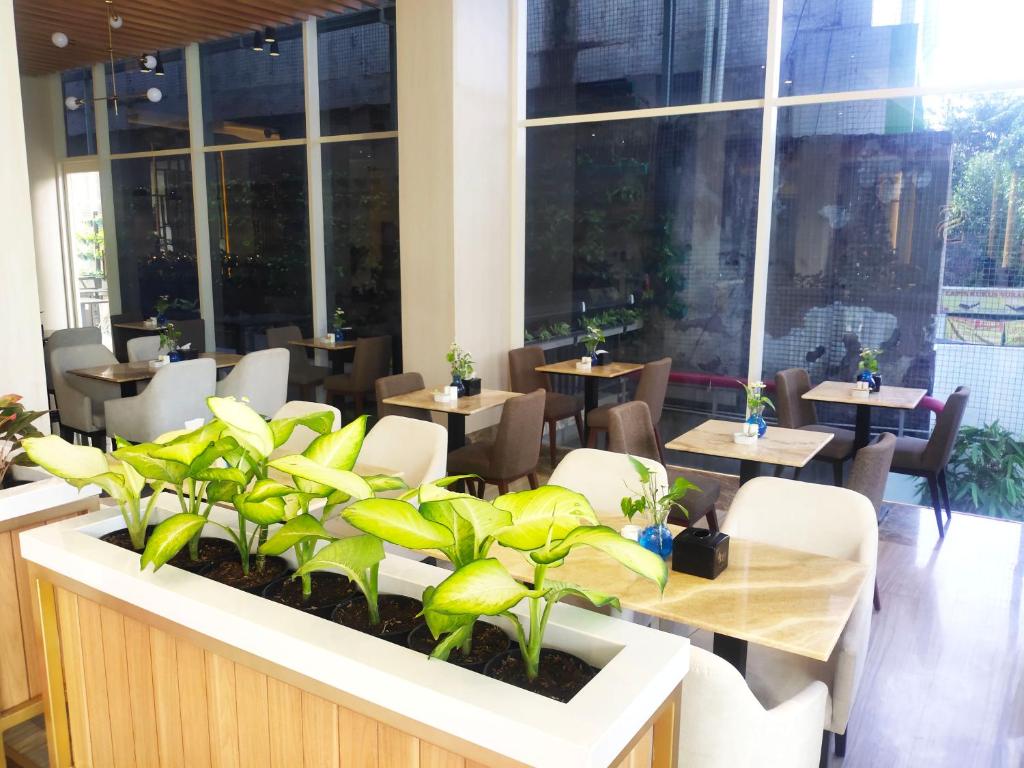 Surabaya River View Hotel餐厅或其他用餐的地方