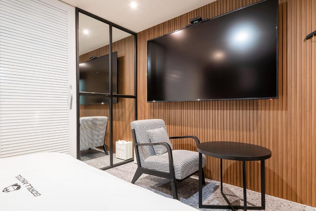 TV a/nebo společenská místnost v ubytování Gorilla Hotel
