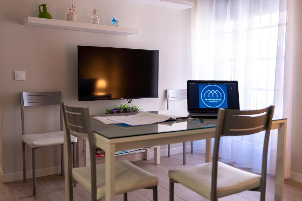TV a/nebo společenská místnost v ubytování FAMORCAS Centro A y B