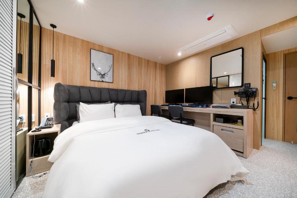 Postel nebo postele na pokoji v ubytování Gorilla Hotel