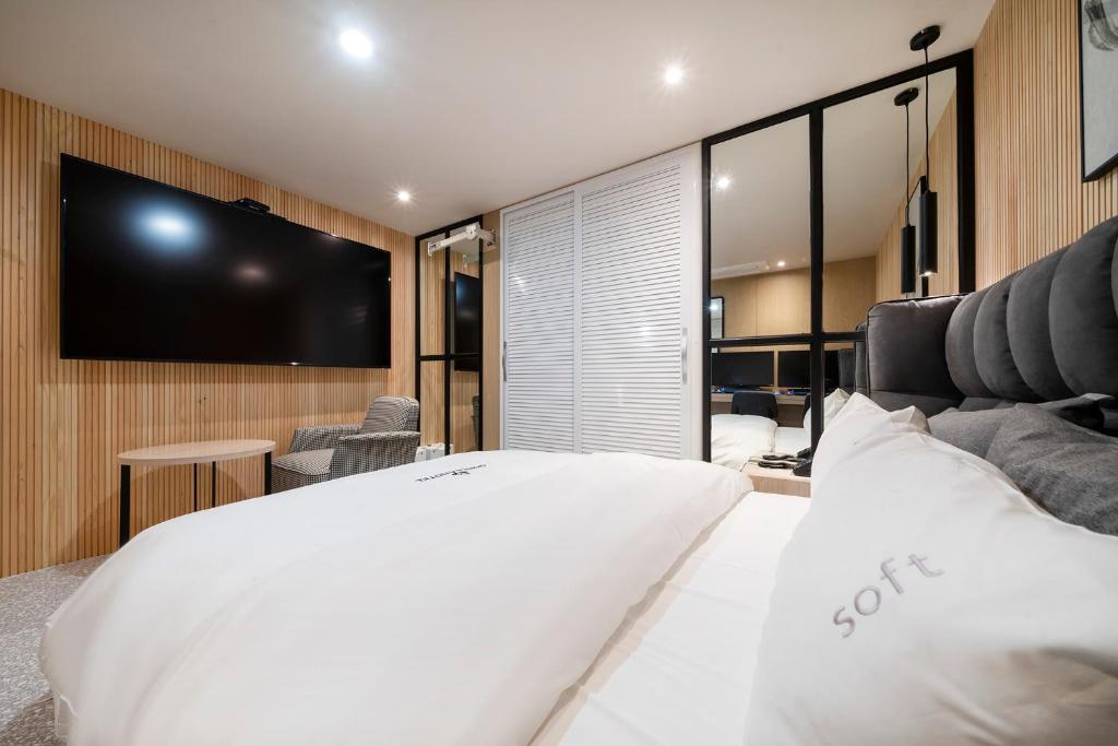 Postel nebo postele na pokoji v ubytování Gorilla Hotel