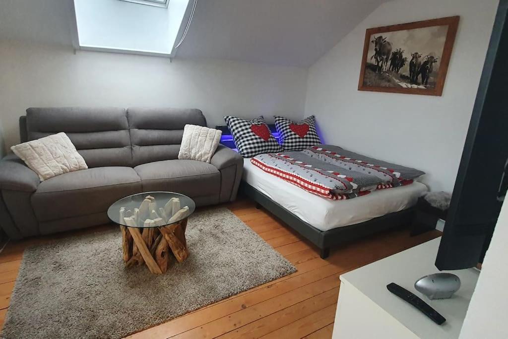sala de estar con sofá y mesa en Kleine Auszeit, en Lauben