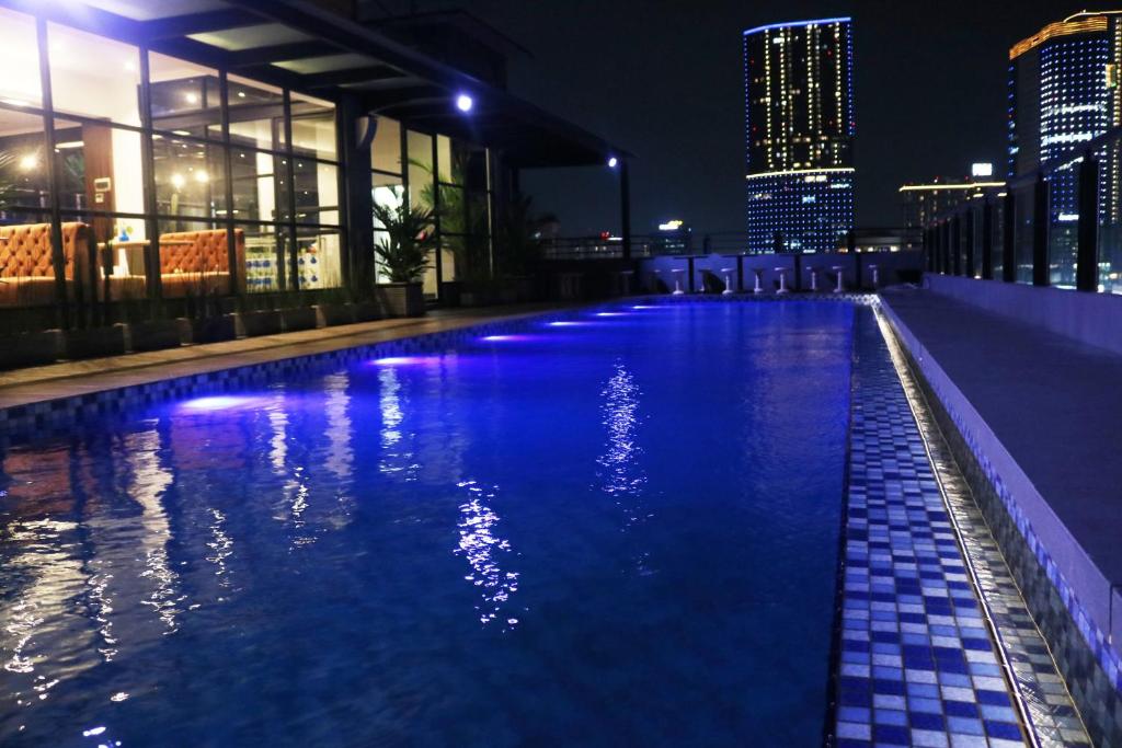 Surabaya River View Hotel内部或周边的泳池