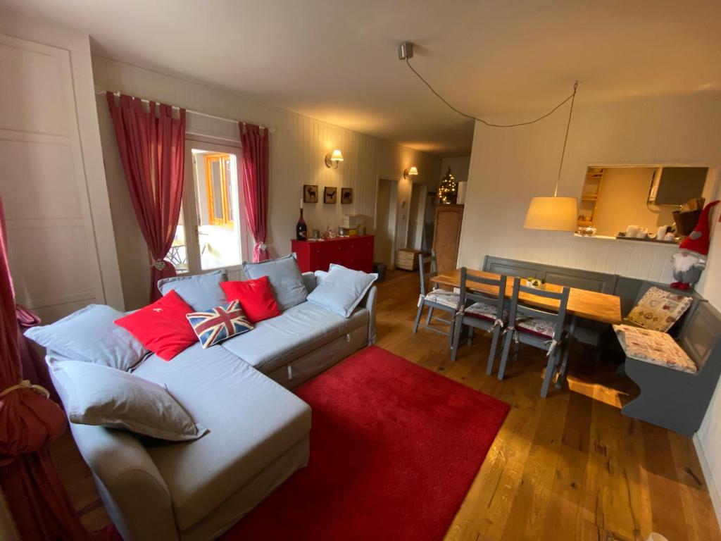 a living room with a couch and a red rug at Chicca nel cuore dell'Abetone in Abetone