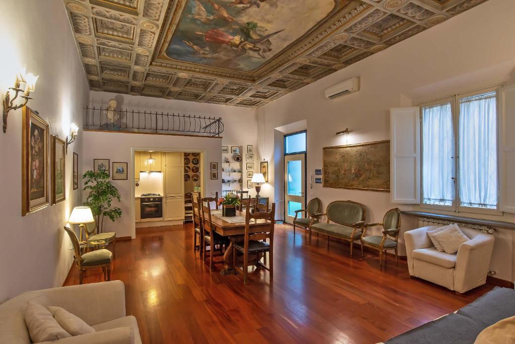 sala de estar con mesa y comedor en MDR Antinori Apartments, en Florencia