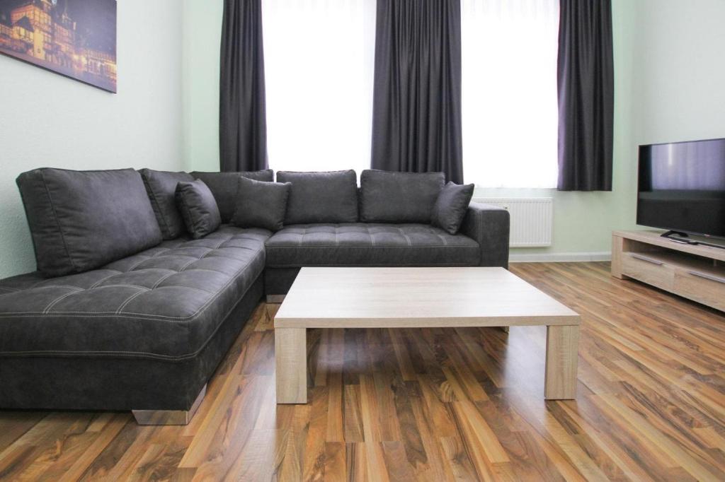 ein Wohnzimmer mit einem Sofa und einem Couchtisch in der Unterkunft Holiday flat Askani Ballenstedt - DMG03102h-EYC in Ballenstedt
