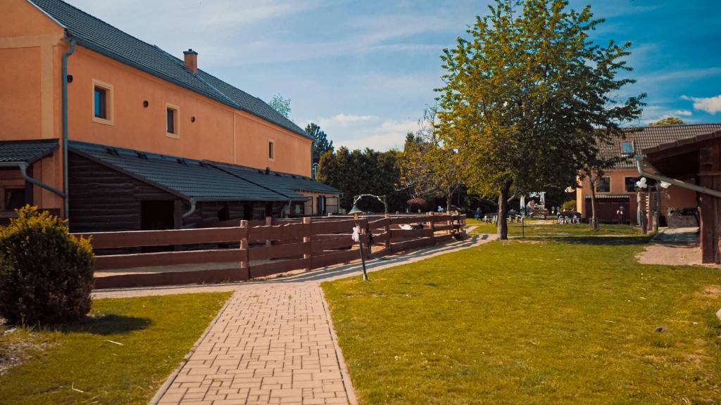 Penzion Selský dvůr Braňany - Housity