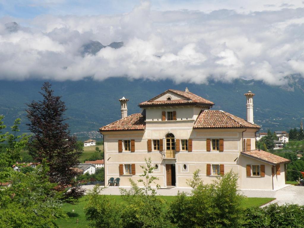 una casa grande con dos torres en la parte superior de un campo en Villa D'Or, en Mel