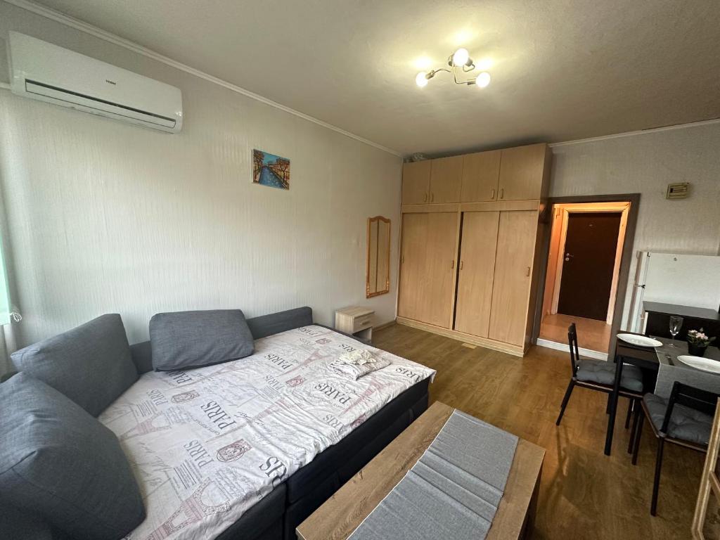 1 dormitorio pequeño con 1 cama y cocina en Skyway Apartment by LMG, en Sofía