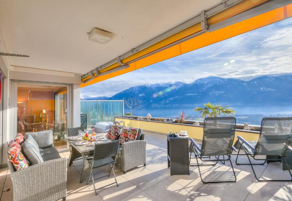 ロカルノにあるPanorama Maggiore Apartmentの山々の景色を望むバルコニー(テーブル、椅子付)